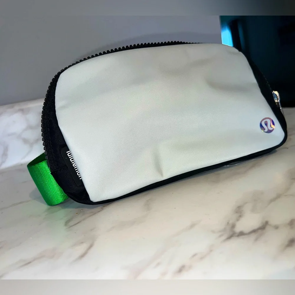 RARE scream green vapor Lululemon belt bag brand new - Picture 1 of 9